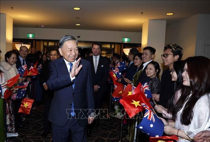 Cán bộ, nhân viên Đại sứ quán, cộng đồng người Việt Nam tại Australia đón Tổng Bí thư, Chủ tịch nước Tô Lâm. Ảnh: Thống Nhất/TTXVN