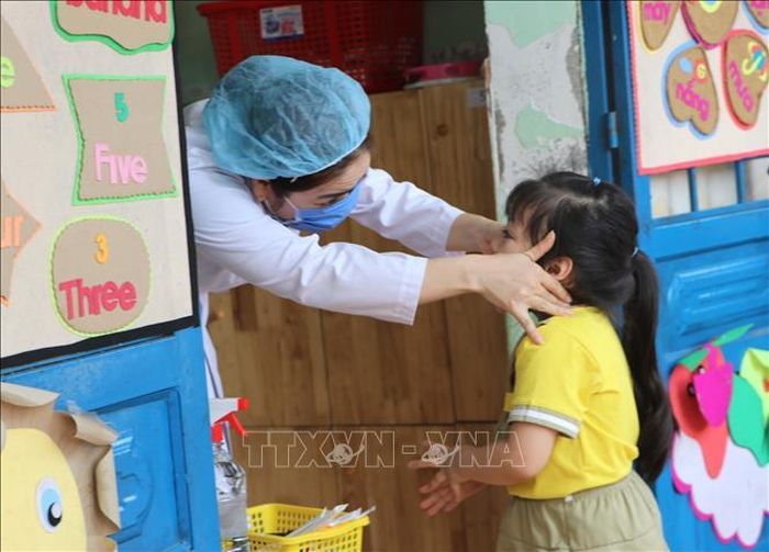 Bác sĩ kiểm tra sức khỏe cho học sinh trường Mầm non trên địa bàn tỉnh.