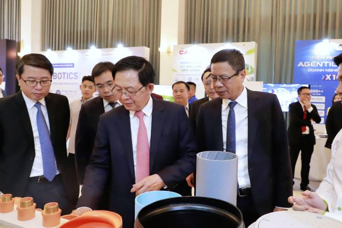 Phó Thủ tướng Hồ Quốc Dũng tham quan gian hàng trưng bày sản phẩm tại diễn đàn.