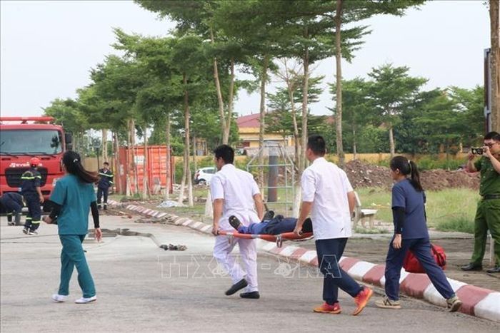 Người lao động tại cơ sở cai nghiện ma túy số 2 tham gia diễn tập cứu hộ, cứu nạn. Ảnh: Mạnh Minh/TTXVN