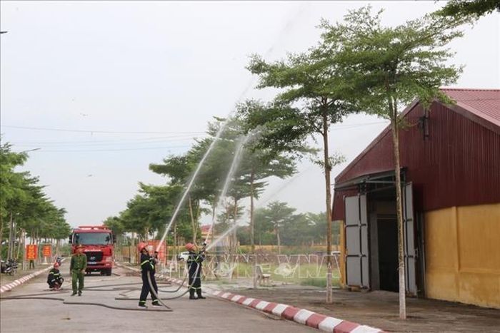 Lực lượng Cảnh sát phòng cháy, chữa cháy và cứu nạn,cứu hộ thực hiện diễn tập chữa cháy tại Cơ sở cai nghiện ma túy số 2. Ảnh: Mạnh Minh/TTXVN