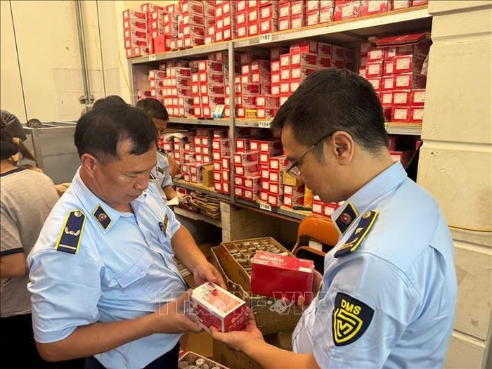 Lực lượng Quản lý thị trường Hà Nội kiểm tra các sản phẩm phụ tùng ô tô tại cơ sở kinh doanh, qua đó phát hiện nhiều hàng hóa có dấu hiệu vi phạm quy định về nhãn hàng hóa, quảng cáo và sở hữu trí tuệ. Ảnh: TTXVN phát