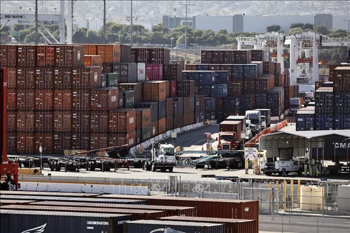 Các container hàng hóa tại cảng Los Angeles, bang California, Mỹ. Ảnh: THX/TTXVN phát