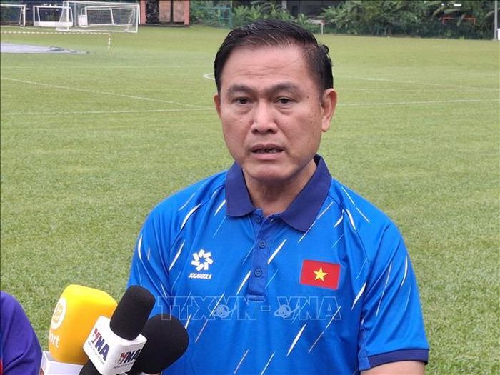 Ông Trần Anh Tú, Phó Chủ tịch Liên đoàn Bóng đá Việt Nam (VFF) kiêm Trưởng đoàn, trả lời báo chí tại sân tập Kelab Aman. Ảnh: Bùi Hoàn/PV TTXVN tại Malaysia