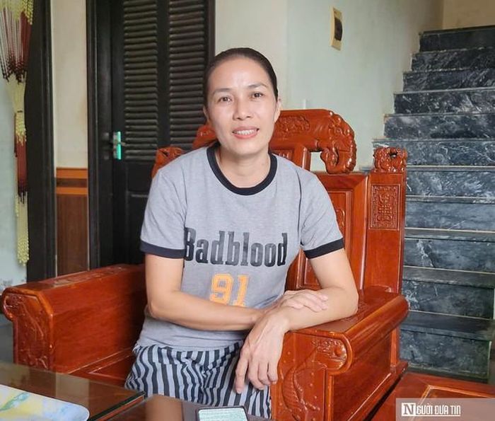Chị Châu Thị Mai, Giám đốc HTX Lộc Phát chia sẻ mô hình nuôi tôm càng xanh "vượt lũ".