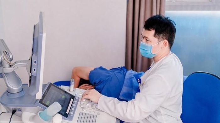 Bác sĩ thăm khám cho bệnh nhân (Ảnh: BVCC).