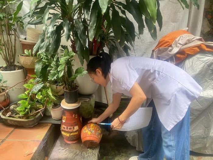 Cán bộ y tế tại các xã phường kiểm tra, giám sát công tác phòng, chống dịch sốt xuất huyết trên địa bàn (Ảnh: Sở Y tế Hà Nội cung cấp).