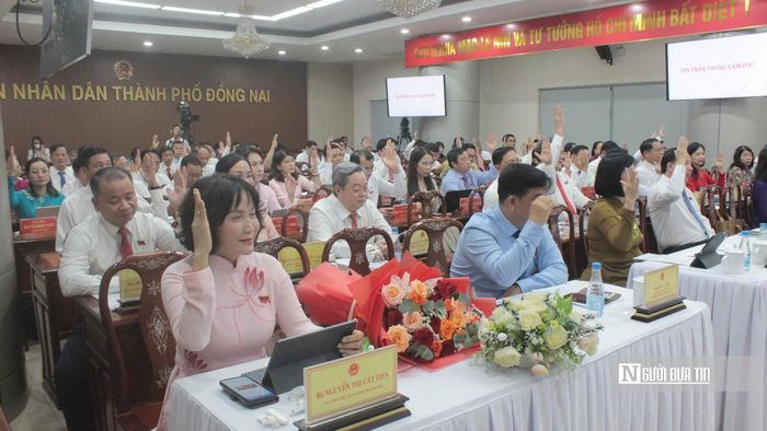 Các đại biểu đã biểu quyết thông qua các quyết sách quan trọng trong kỳ họp.