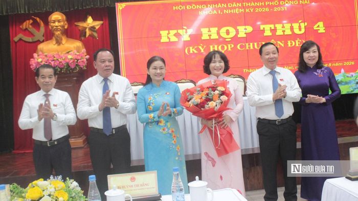 Các đồng chí trong Thường trực Thành ủy tặng hoa chúc mừng đồng chí Nguyễn Thị Cát Tiên. 