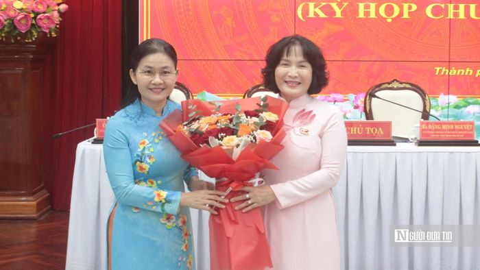 Ủy viên Trung ương Đảng, Phó Bí thư Thường trực Thành ủy, Chủ tịch Hội đồng Nhân dân thành phố Đồng Nai Tôn Ngọc Hạnh tặng hoa chúc mừng bà Nguyễn Thị Cát Tiên được bầu giữ chức Phó Chủ tịch UBND Tp.Đồng Nai.