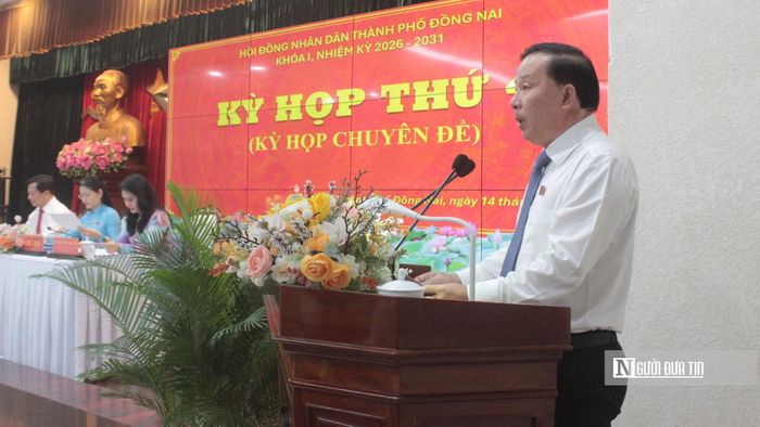 Phó Bí thư Thành ủy, Chủ tịch UBND thành phố Nguyễn Văn Út thông qua tờ trình về công tác nhân sự.