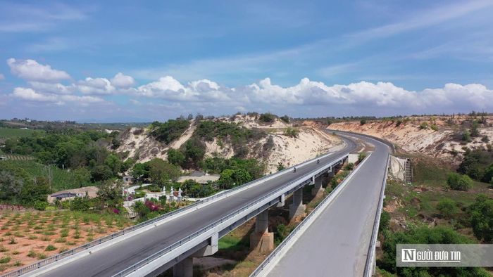 Đoạn đường 719B hoàn chỉnh, nhiều đoạn tuyến uốn lượn qua khu vực đồi cát tạo nên diện mạo khang trang, hiện đại cho tuyến đường ven biển.