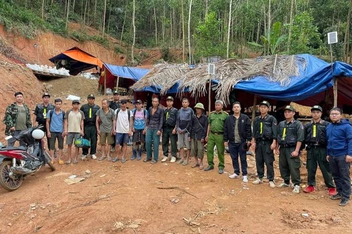 Công an bắt quả tang nhóm đối tượng khai thác vàng trái phép (Ảnh: Công an tỉnh Đắk Lắk).