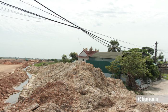 Ông Nguyễn Văn Chung, Chủ tịch phường Thành Sen, cho biết, mới đây, địa phương vừa đã hoàn tất công tác bồi thường, hỗ trợ giải phóng mặt bằng đối với toàn bộ các hộ dân bị ảnh hưởng bởi dự án đường vành đai phía Đông. Đây là cơ sở quan trọng để chủ đầu tư tiếp nhận mặt bằng sạch, đẩy nhanh tiến độ triển khai các hạng mục theo kế hoạch.