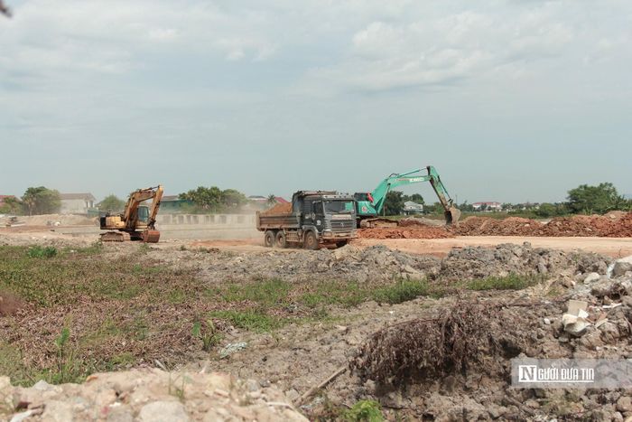 Theo đại diện chủ đầu tư, đến nay toàn tuyến cơ bản đã hoàn thành công tác giải phóng mặt bằng. Tuy nhiên, dự án vẫn còn vướng một hộ dân chưa hoàn tất việc di dời và đặc biệt có hai nhà thờ họ chưa nhận tiền bồi thường. Chủ đầu tư đã yêu cầu đơn vị thi công đẩy nhanh tiến độ với mục tiêu “có mặt bằng tới đâu, đẩy nhanh thi công đến đó”, với quyết tâm hoàn thành dự án đúng tiến độ đề ra.
