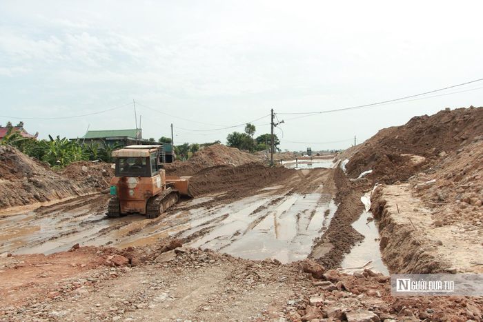 Thời tiết tại địa phương thời điểm này đang diễn biến thất thường khi sáng nắng nóng, nhưng chiều lại mưa dông, đã ảnh hưởng đến việc thi công. Ngoài ra, điều kiện địa chất cũng là một yếu tố ảnh hưởng lớn đến tiến độ.