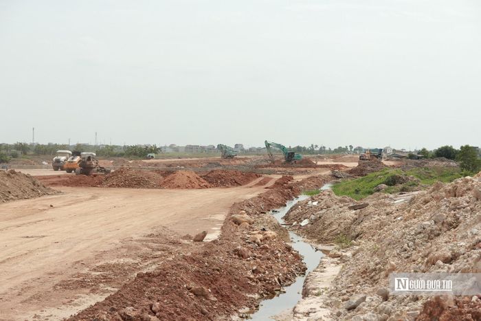 Ghi nhận vào ngày 14/8, các đơn vị đang huy động tối đa nhân lực và máy móc để đẩy nhanh tiến độ tại những khu vực đã được bàn giao mặt bằng tại dự án đường Xô Viết Nghệ Tĩnh kéo dài về phía Đông ở Hà Tĩnh.