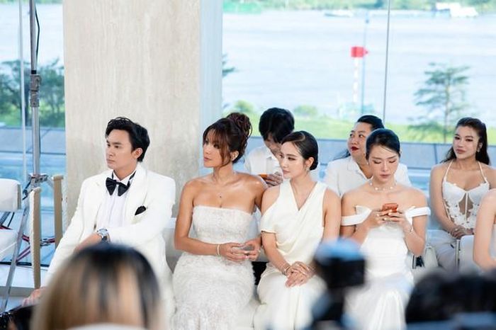 Cả hai được xếp ngồi hàng ghế đầu ở show thời trang. Ảnh: FBNV.