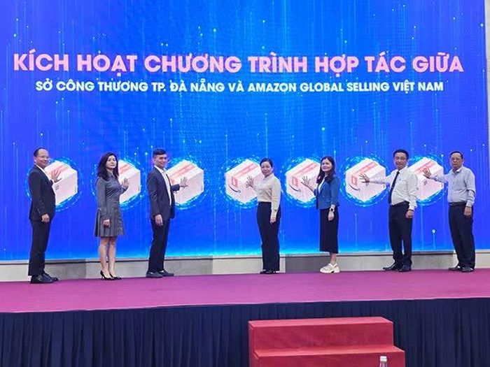 Thực hiện nghi thức kích hoạt chương trình hợp tác giữa Sở Công Thương Đà Nẵng và Amazon Global Selling Việt Nam.