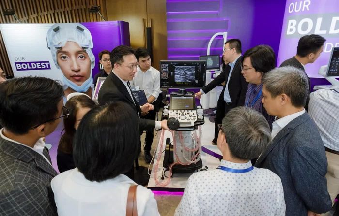 Các chuyên gia y tế tìm hiểu và trải nghiệm công nghệ chẩn đoán hình ảnh tiên tiến của GE HealthCare.