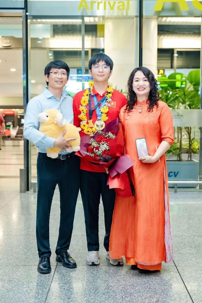 Nguyễn Mạnh Tuấn và bố mẹ. Ảnh: Kim Liên.