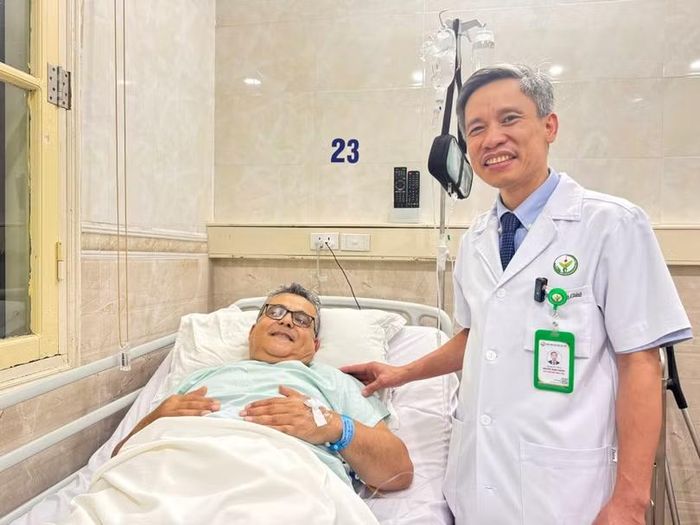 PGS.TS Nguyễn Mạnh Khánh và bệnh nhân sau ca mổ thành công. Ảnh: Thuỳ Dung.