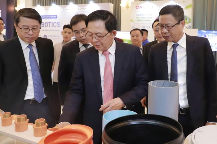 Phó thủ tướng Hồ Quốc Dũng Phó Thủ tướng thăm các gian hàng tại Diễn đàn. Ảnh: Bộ KHCN.