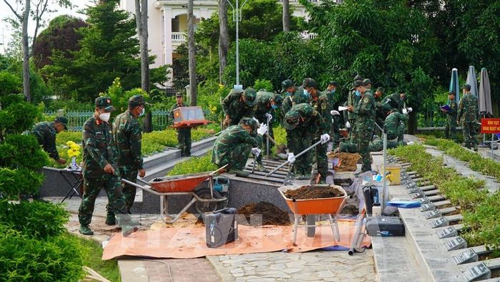 Cán bộ, chiến sĩ thuộc Bộ Chỉ huy quân sự tỉnh Đồng Tháp tiến hành khai quật, lấy mẫu hài cốt liệt sĩ phục vụ giám định ADN. Ảnh: Nhựt An - TTXVN