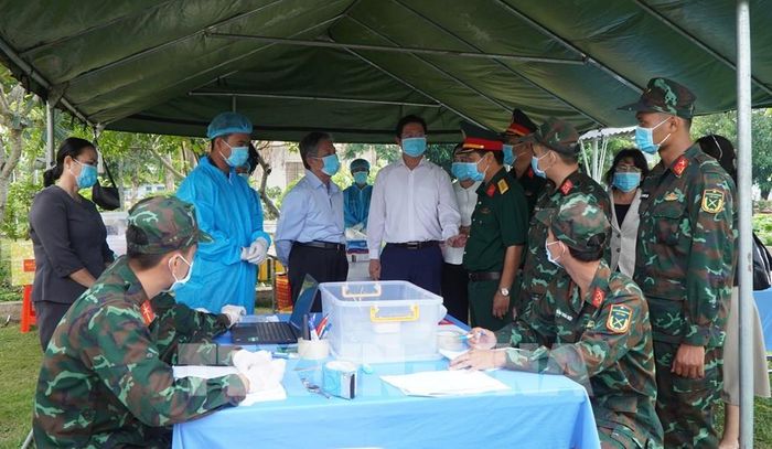 Lãnh đạo tỉnh Đồng Tháp đến thăm hỏi, động viên lực lượng làm nhiệm vụ khai quật, lấy mẫu hài cốt liệt sĩ. Ảnh: Nhựt An - TTXVN