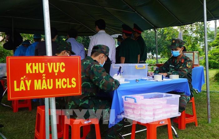 Lực lượng chức năng tỉnh Đồng Tháp lấy mẫu hài cốt liệt sĩ phục vụ giám định ADN. Ảnh: Nhựt An - TTXVN
