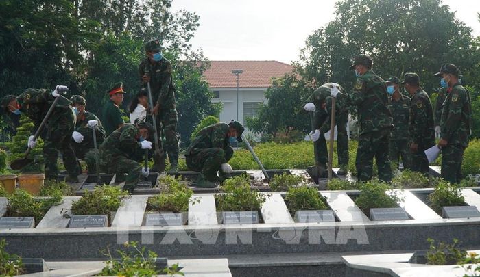 Cán bộ, chiến sĩ thuộc Bộ Chỉ huy quân sự tỉnh Đồng Tháp làm nhiệm vụ khai quật phần mộ để lấy mẫu hài cốt liệt sĩ phục vụ giám định ADN. Ảnh: Nhựt An - TTXVN