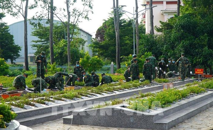 Cán bộ, chiến sĩ thuộc Bộ Chỉ huy quân sự tỉnh Đồng Tháp tiến hành khai quật, lấy mẫu hài cốt liệt sĩ phục vụ giám định ADN. Ảnh: Nhựt An - TTXVN