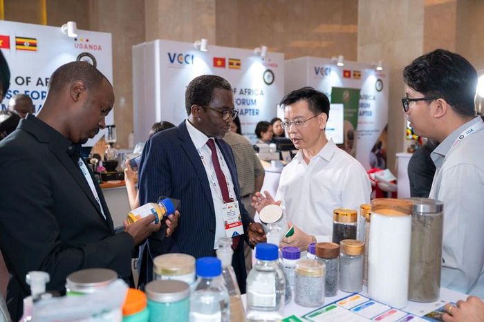 Phó Tổng Giám đốc Vinachem Nguyễn Văn Luyện giới thiệu sản phẩm với đối tác Uganda tại gian hàng giới thiệu các sản phẩm tiêu biểu của Tập đoàn. Ảnh: Vinachem