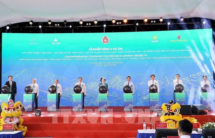 Phó Thủ tướng Phạm Thị Thanh Trà và các đại biểu thực hiện nghi thức khởi công tổ hợp dự án. Ảnh: Thanh Hải - TTXVN 
