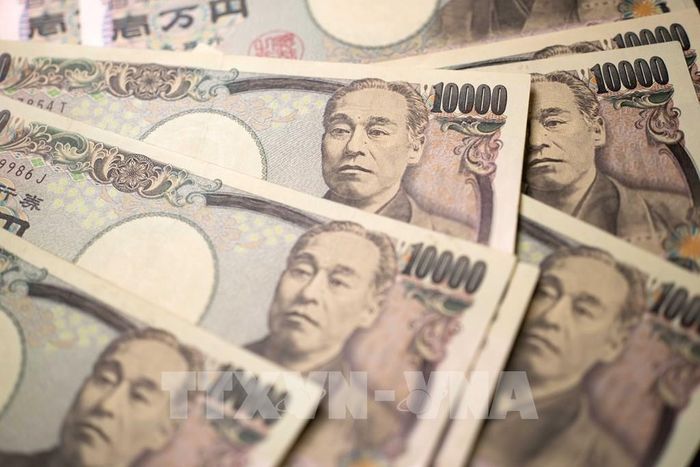 Đồng tiền mệnh giá 10.000 yen tại thủ đô Tokyo, Nhật Bản. Ảnh: THX/TTXVN
