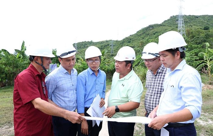 Đại diện Ban Quản lý đầu tư xây dựng EVNNPT, CPMB cùng các đơn vị tư vấn, đơn vị thi công trao đổi, thống nhất biện pháp tổ chức thi công tại công trường. Ảnh: Thúy Hiền/BNEWS/TTXVN