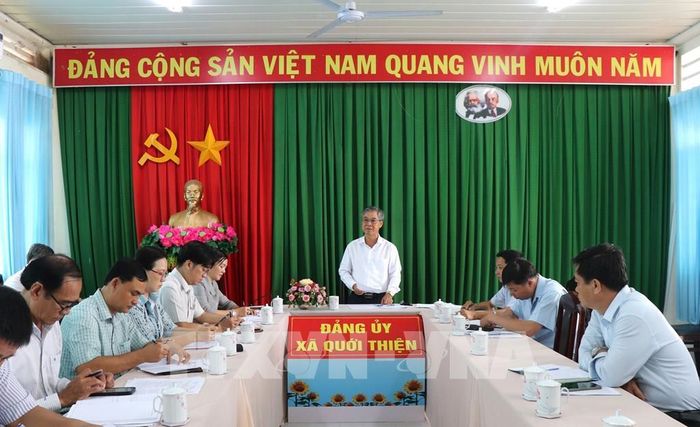 Phó Chủ tịch UBND tỉnh Vĩnh Long Châu Văn Hòa làm việc với xã Quới Thiện về tình hình sạt lở trên địa bàn. Ảnh: Lê Thúy Hằng – TTXVN