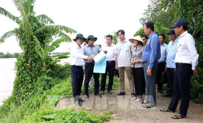 Phó Chủ tịch UBND tỉnh Vĩnh Long Châu Văn Hòa cùng đại diện các ngành khảo sát tại khu vực sạt lở ở ấp Rạch Sâu, xã Quới Thiện. Ảnh: Lê Thúy Hằng – TTXVN