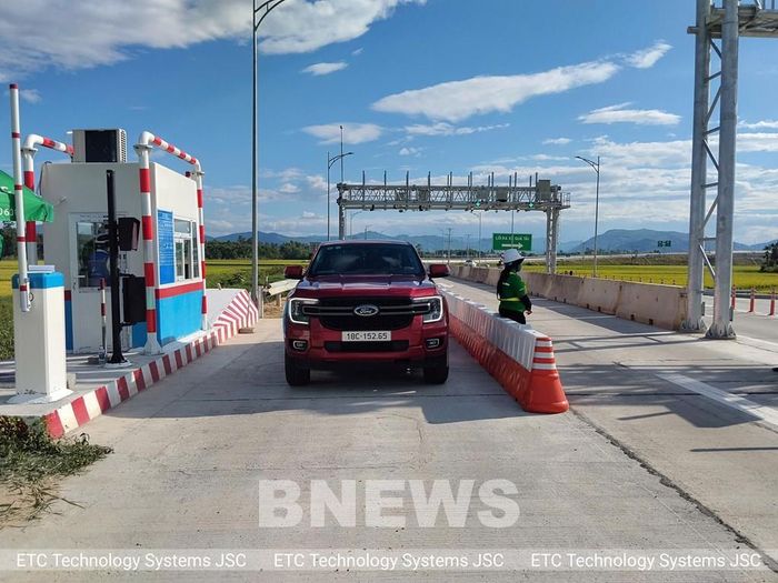 Các phương tiện lưu thông qua khu vực trạm thu phí cơ bản ổn định. Ảnh; Diệp Anh/Bnews/vnanet,vn