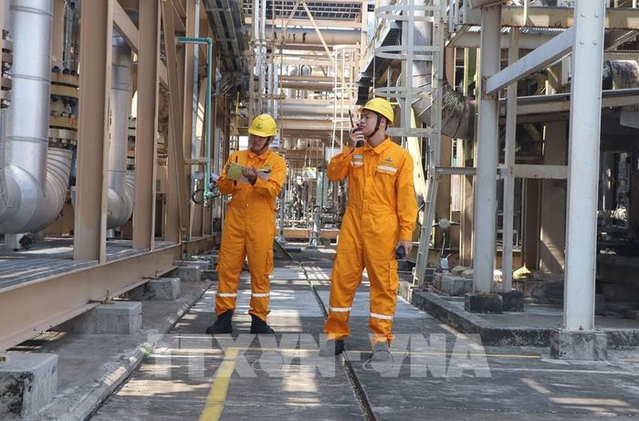 Nhân viên kiểm tra hoạt động của cụm khí điện đạm Cà Mau. Ảnh: Tuấn Phi - TTXVN