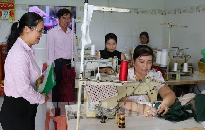 Mô hình may gia công phát triển từ nguồn vay tín dụng để phát triển sản xuất của Ngân hàng chính sách xã hội Châu Thành, tỉnh Đồng Tháp. Ảnh: Hữu Chí - TTXVN