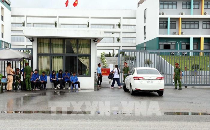 Thí sinh đến điểm thi môn Toán. Ảnh: Quang Cường - TTXVN