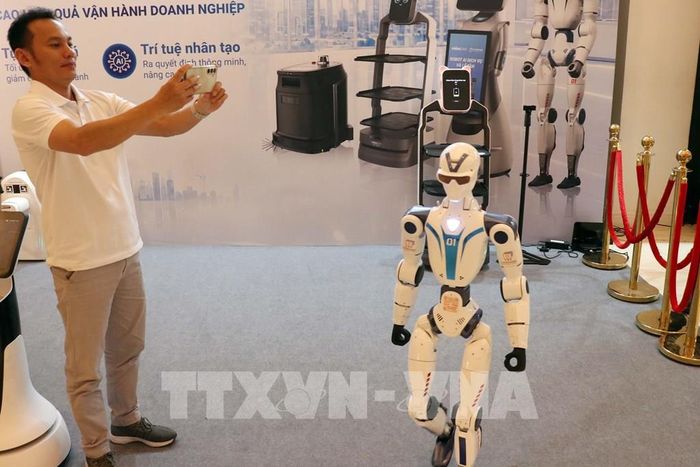Đại biểu tìm hiểu, trải nghiệm các sản phẩm, giải pháp công nghệ được trưng bày tại Diễn đàn. Ảnh: Tiến Lực - TTXVN