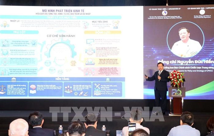 Ông Nguyễn Đức Hiển, Phó Trưởng ban Chính sách, chiến lược Trung ương báo cáo chuyên đề tái định hình mô hình tăng trưởng. Ảnh: Tiến Lực - TTXVN