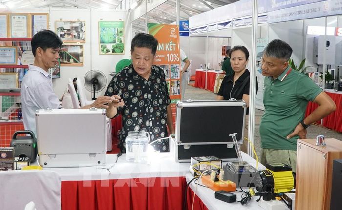 Người dân tìm hiểu về các thiết bị tiết kiệm năng lượng tại Hội chợ. Ảnh: Quốc Dũng - TTXVN