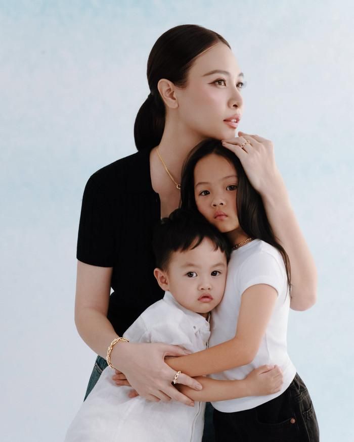 Cô chú trọng việc đối xử công bằng với các con để không bạn nhỏ nào phải chịu tổn thương.