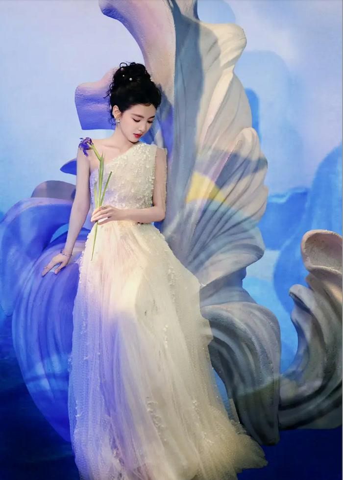 Tạo hình lần này tiếp tục phù hợp với hình ảnh nữ tính vốn được Chương Nhược Nam xây dựng trong nhiều năm qua. 