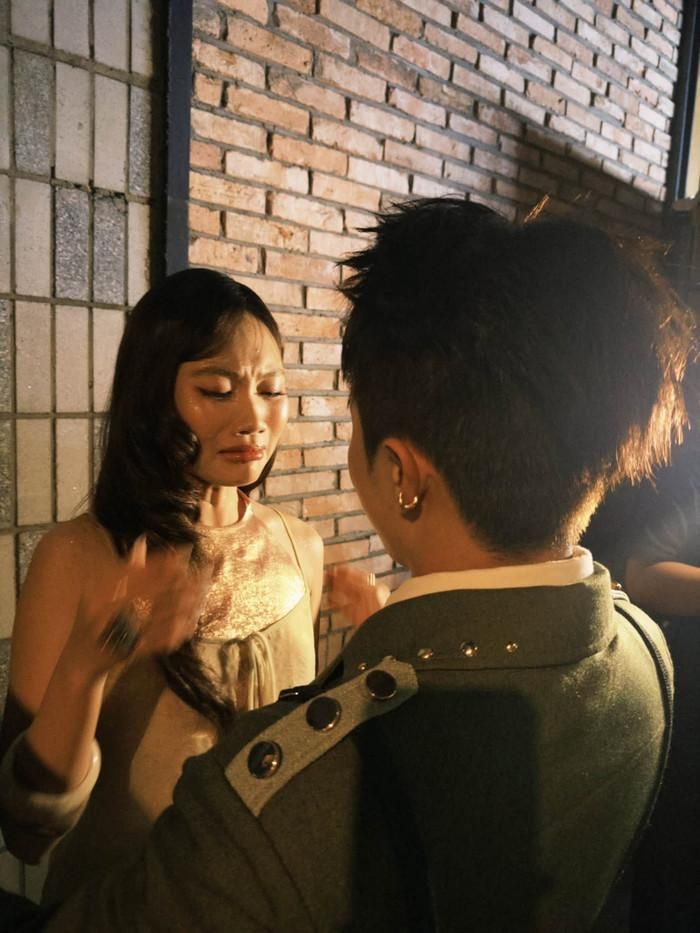 Phương Mỹ Chi bật khóc sau khi xem xong phim. Ảnh: FBNV 