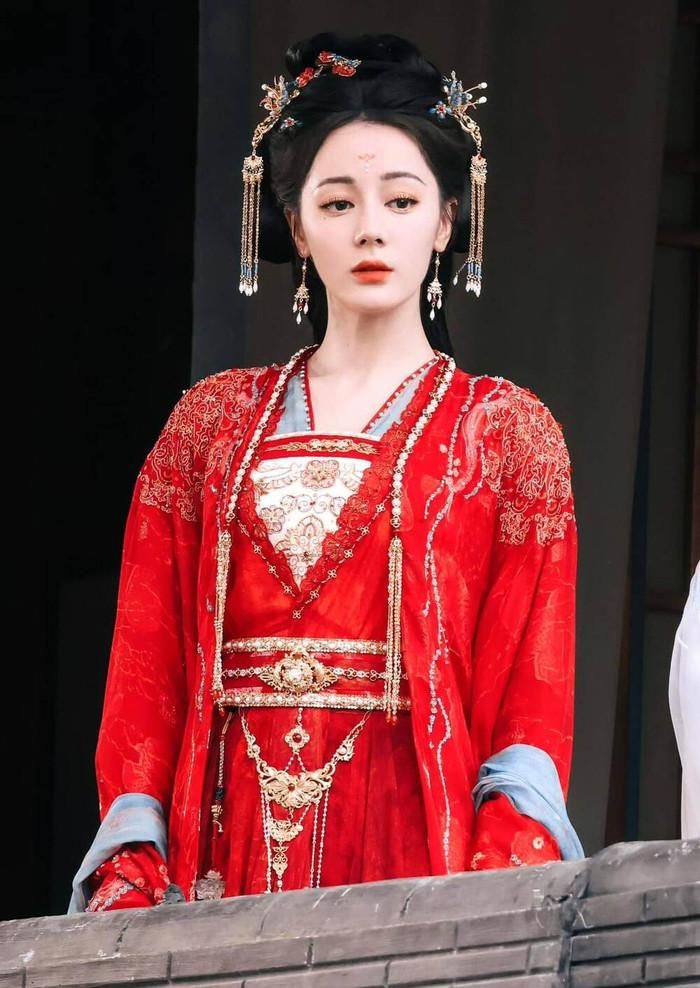 Việc Địch Lệ Nhiệt Ba thận trọng với dự án mới càng nhận được sự quan tâm khi cô đang duy trì sức hút lớn trên màn ảnh Hoa ngữ. 