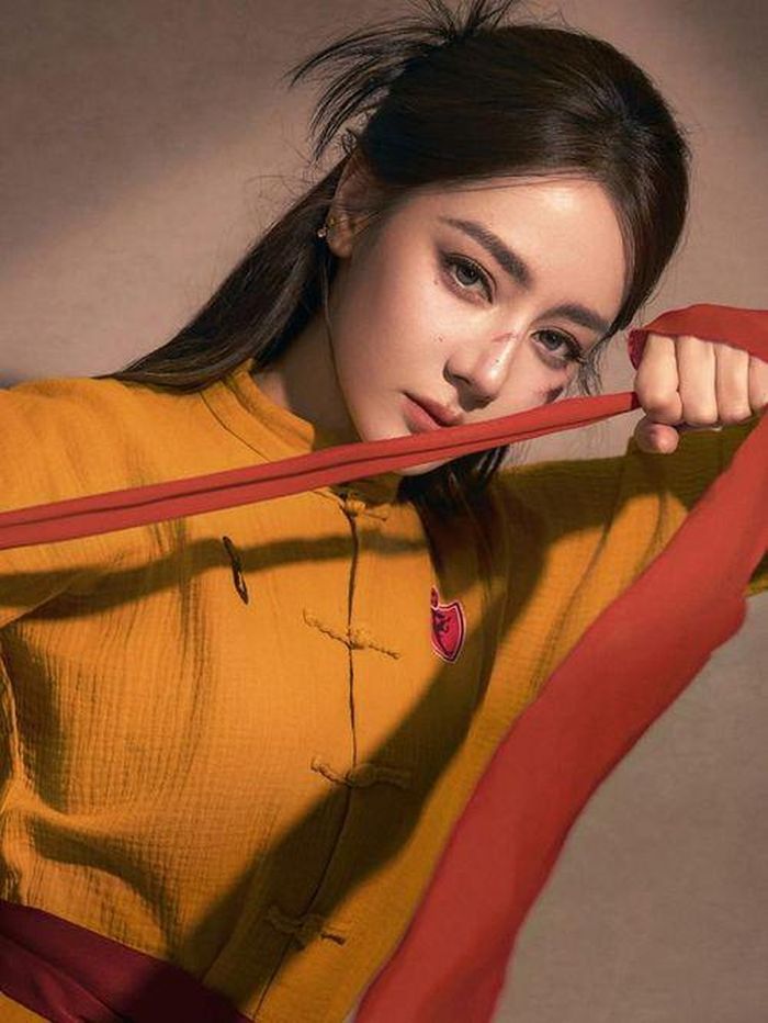 Gần đây, Địch Lệ Nhiệt Ba gây chú ý khi góp mặt trong Đội Bóng Nữ Kung Fu của Châu Tinh Trì. 